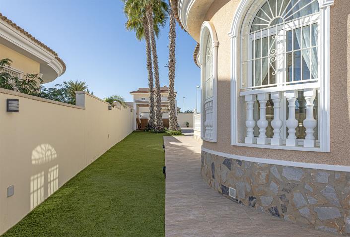 Image No.28-4 Bed Villa / Detached for sale