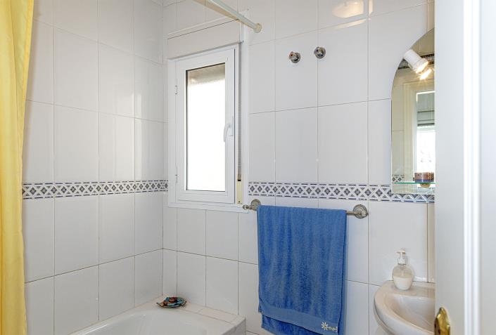 Image No.16-2 Bed Semi-Detached for sale