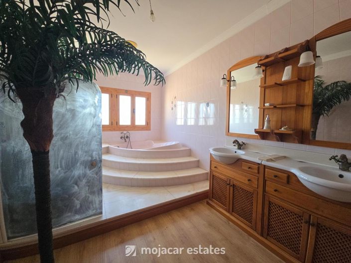 Image No.17-4 Bed Villa for sale