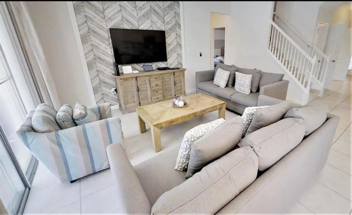 Image No.6-8 Bed House for sale