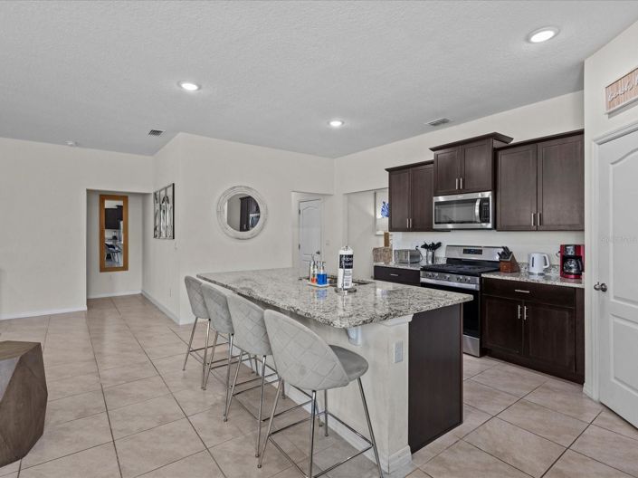 Image No.12-6 Bed House for sale