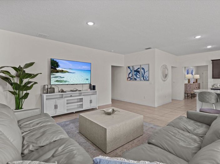 Image No.8-6 Bed House for sale