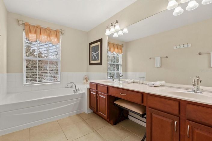 Image No.34-6 Bed House for sale