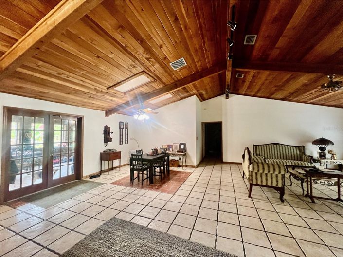 Image No.9-5 Bed House for sale