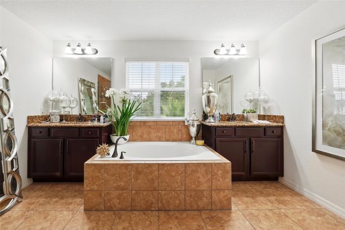 Image No.30-5 Bed House for sale