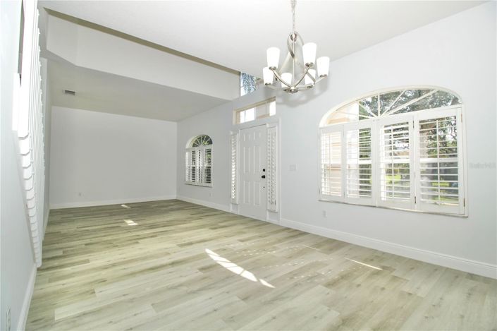 Image No.8-5 Bed House for sale