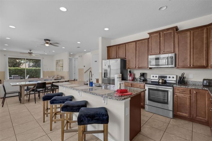 Image No.6-8 Bed House for sale