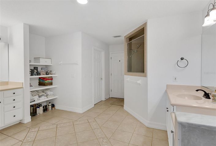 Image No.13-5 Bed House for sale