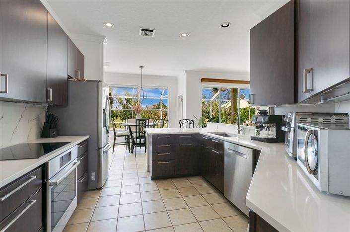 Image No.8-5 Bed House for sale