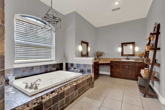 Image No.18-4 Bed House for sale