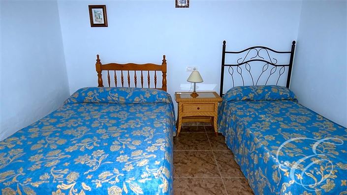 Image No.16-11 Bed Property for sale