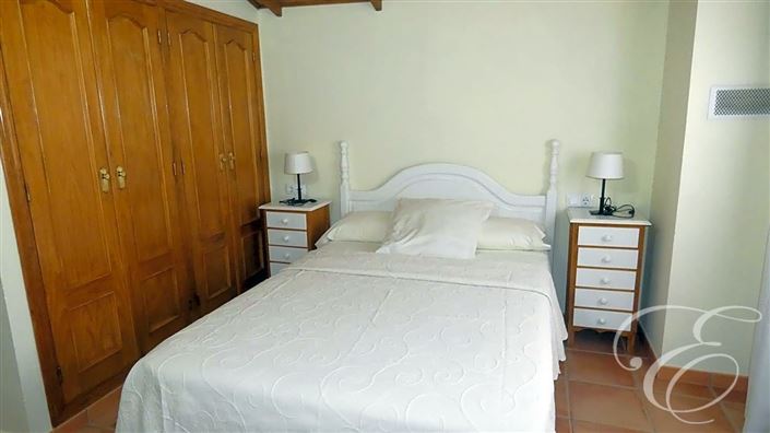 Image No.16-6 Bed Property for sale