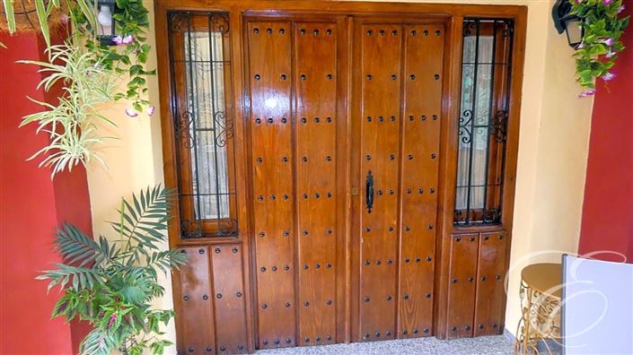 Image No.18-6 Bed Property for sale