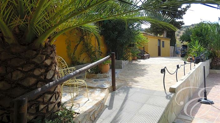 Image No.4-6 Bed Property for sale