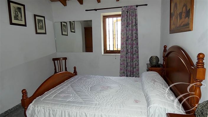 Image No.14-6 Bed Property for sale