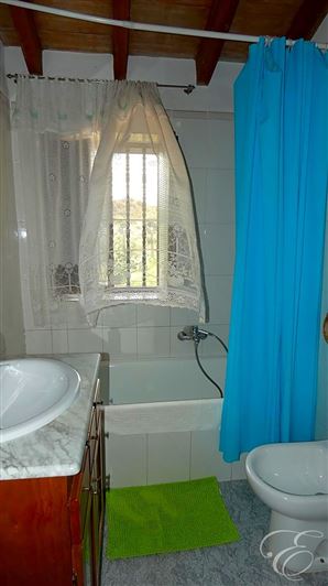 Image No.16-6 Bed Property for sale