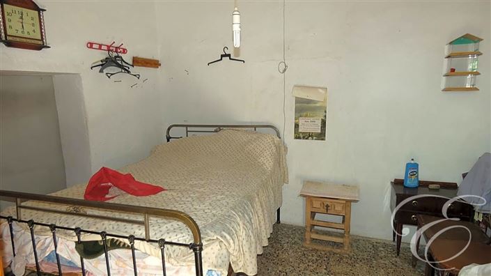 Image No.12-6 Bed Property for sale