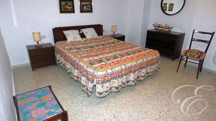 Image No.10-5 Bed Property for sale