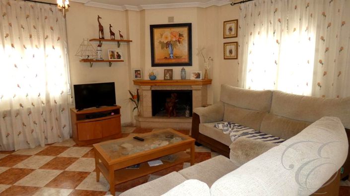 Image No.4-4 Bed Property for sale