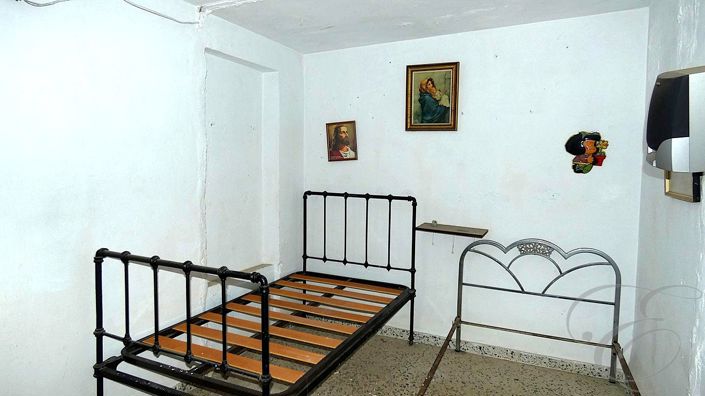 Image No.9-5 Bed Property for sale