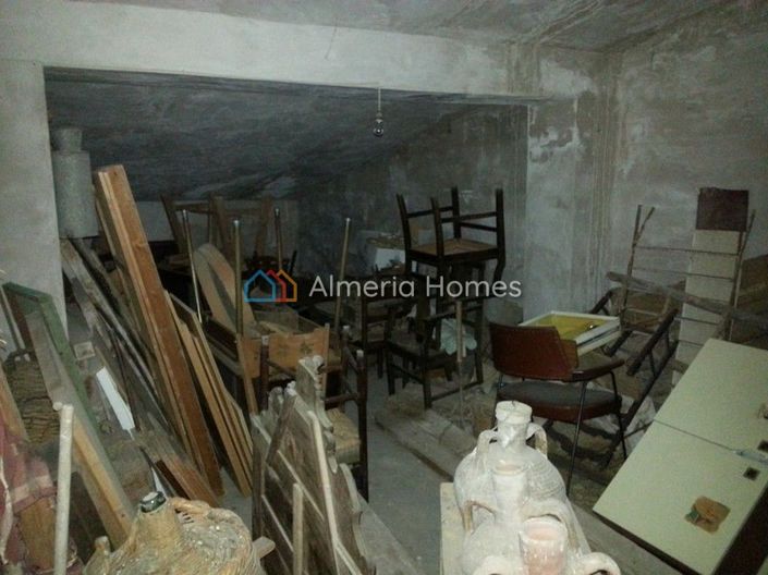 Image No.16-9 Bed Townhouse for sale