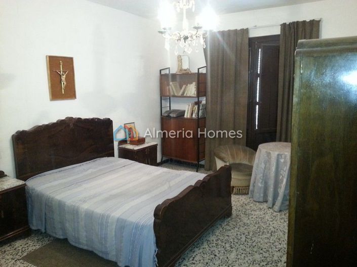 Image No.8-9 Bed Townhouse for sale