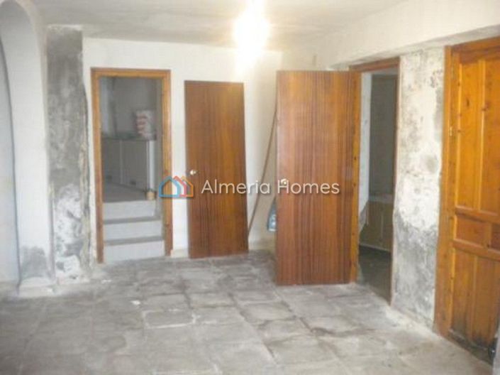 Image No.11-6 Bed Townhouse for sale