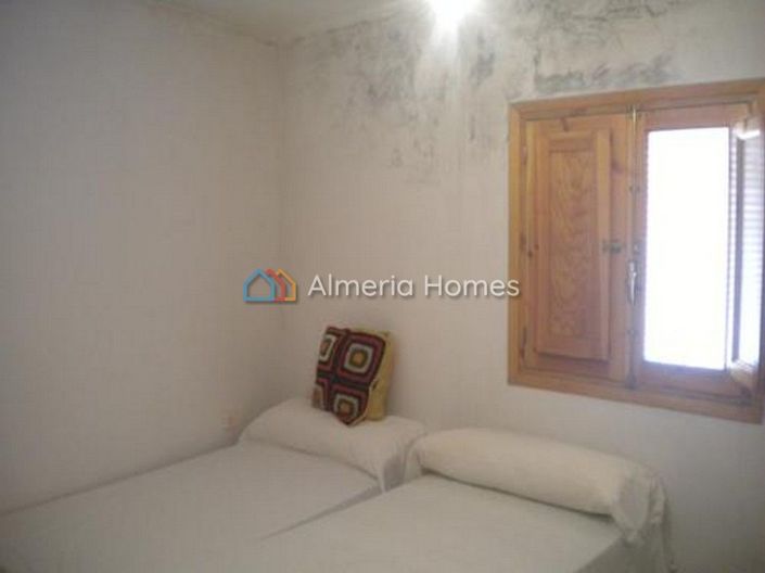 Image No.13-6 Bed Townhouse for sale