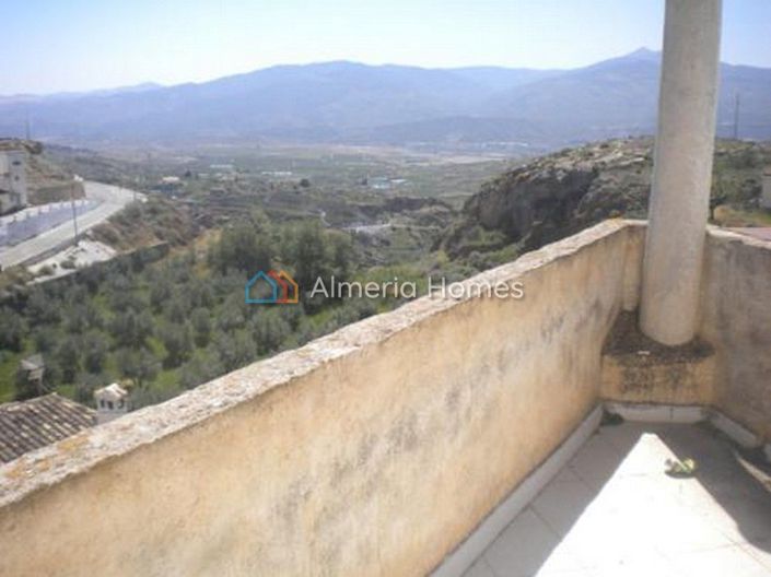 Image No.15-6 Bed Townhouse for sale