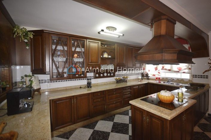 Image No.13-4 Bed Townhouse for sale