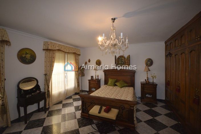 Image No.15-4 Bed Townhouse for sale