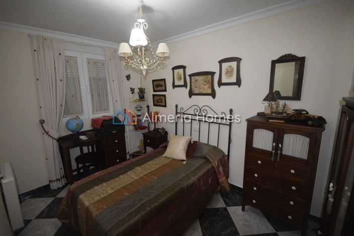 Image No.16-4 Bed Townhouse for sale