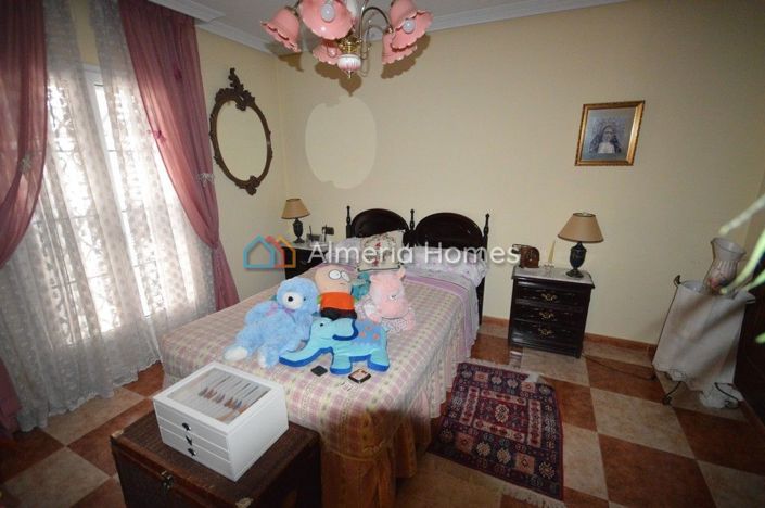 Image No.12-3 Bed Townhouse for sale