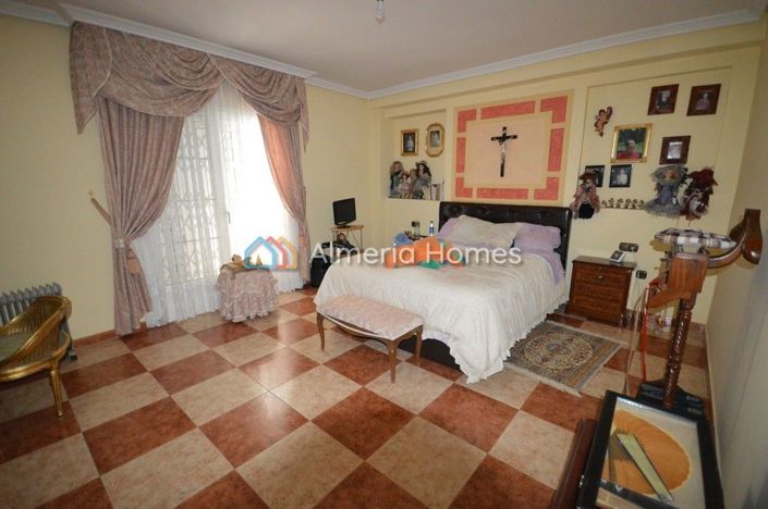 Image No.8-3 Bed Townhouse for sale