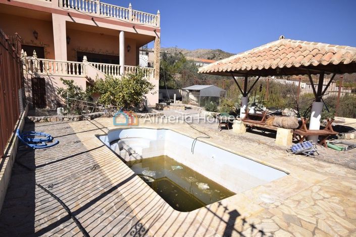 Image No.17-4 Bed Townhouse for sale