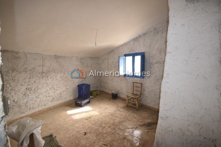 Image No.13-6 Bed Townhouse for sale