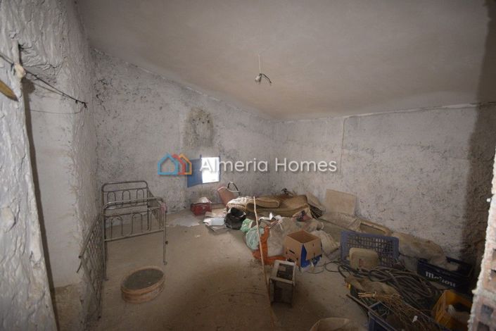 Image No.14-6 Bed Townhouse for sale