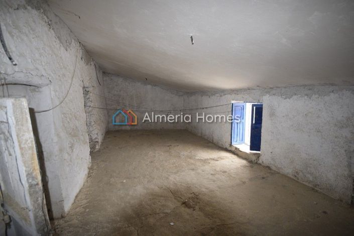 Image No.15-6 Bed Townhouse for sale