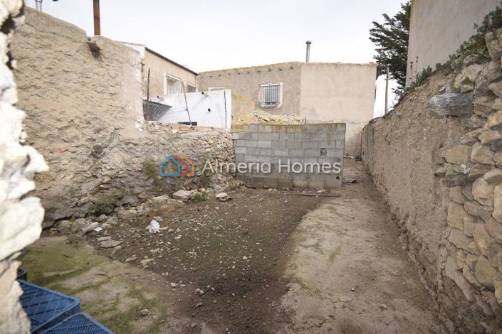 Image No.17-6 Bed Townhouse for sale