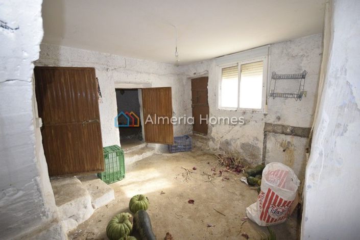 Image No.7-6 Bed Townhouse for sale