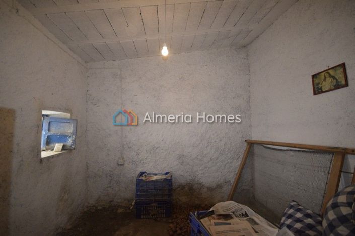 Image No.8-6 Bed Townhouse for sale