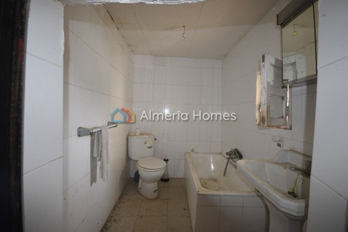 Image No.9-6 Bed Townhouse for sale