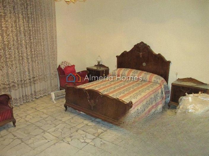 Image No.11-4 Bed Townhouse for sale