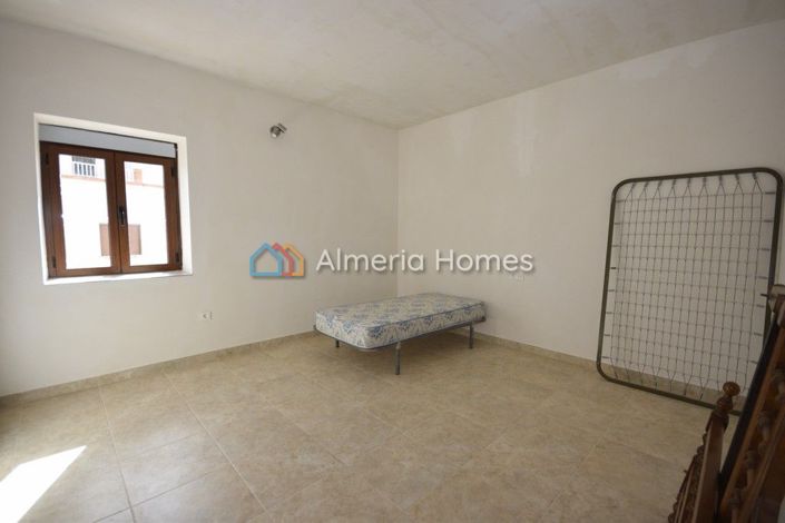 Image No.10-4 Bed Townhouse for sale