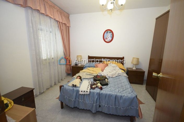 Image No.17-7 Bed Townhouse for sale