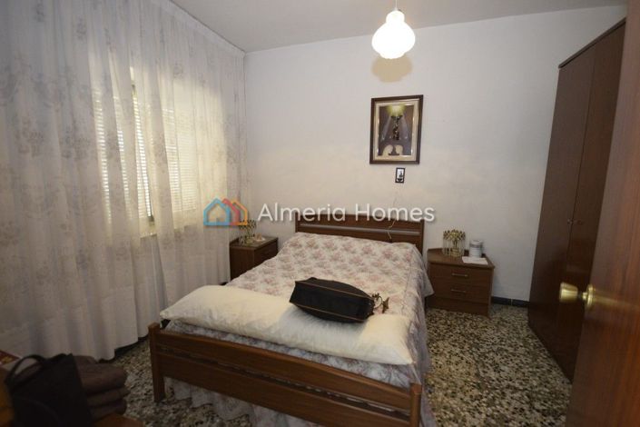 Image No.4-7 Bed Townhouse for sale