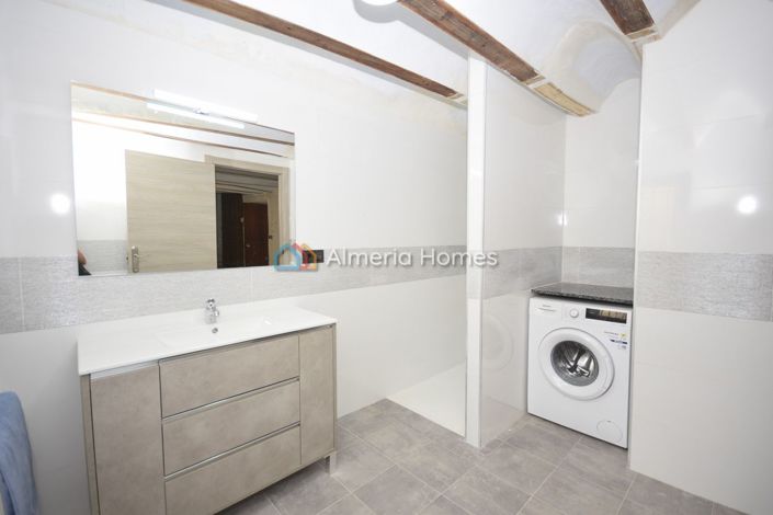 Image No.11-6 Bed Townhouse for sale