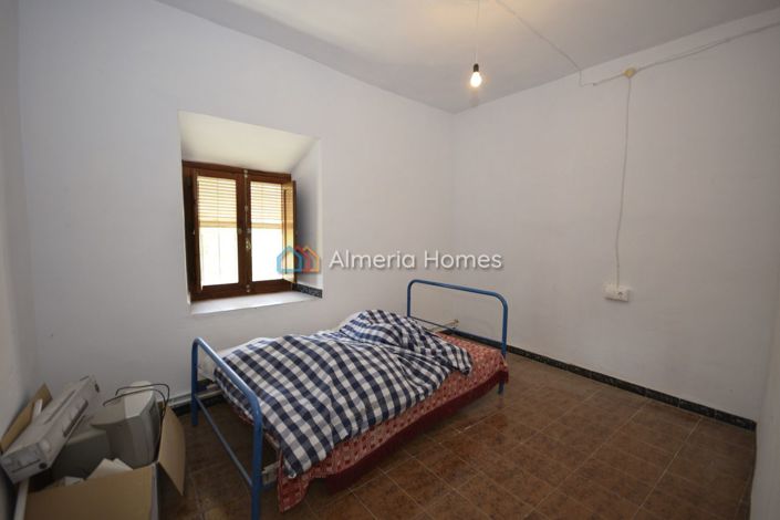 Image No.15-6 Bed Townhouse for sale