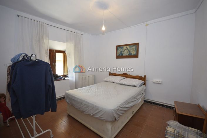 Image No.16-6 Bed Townhouse for sale