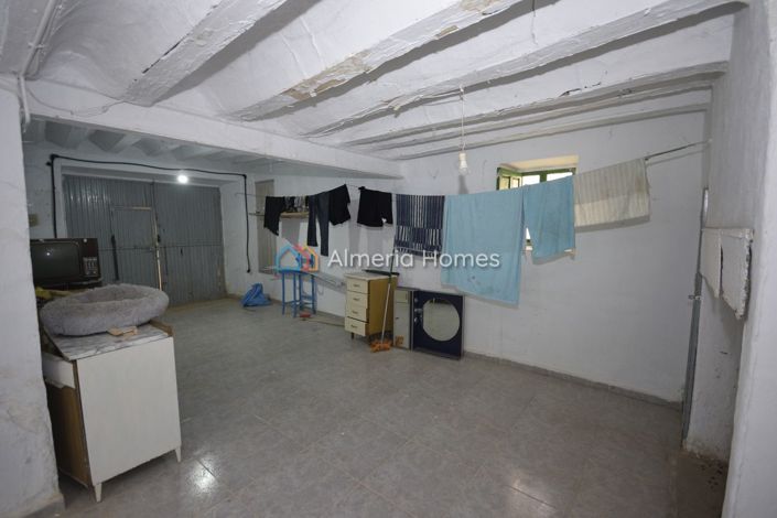 Image No.20-6 Bed Townhouse for sale